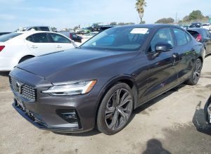 2024 Volvo S60 Plus Dark Auto z USA - zdjęcie 2